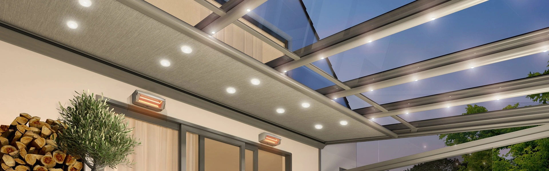 Veranda met glazen dak en ingebouwde verlichting voor avondgebruik