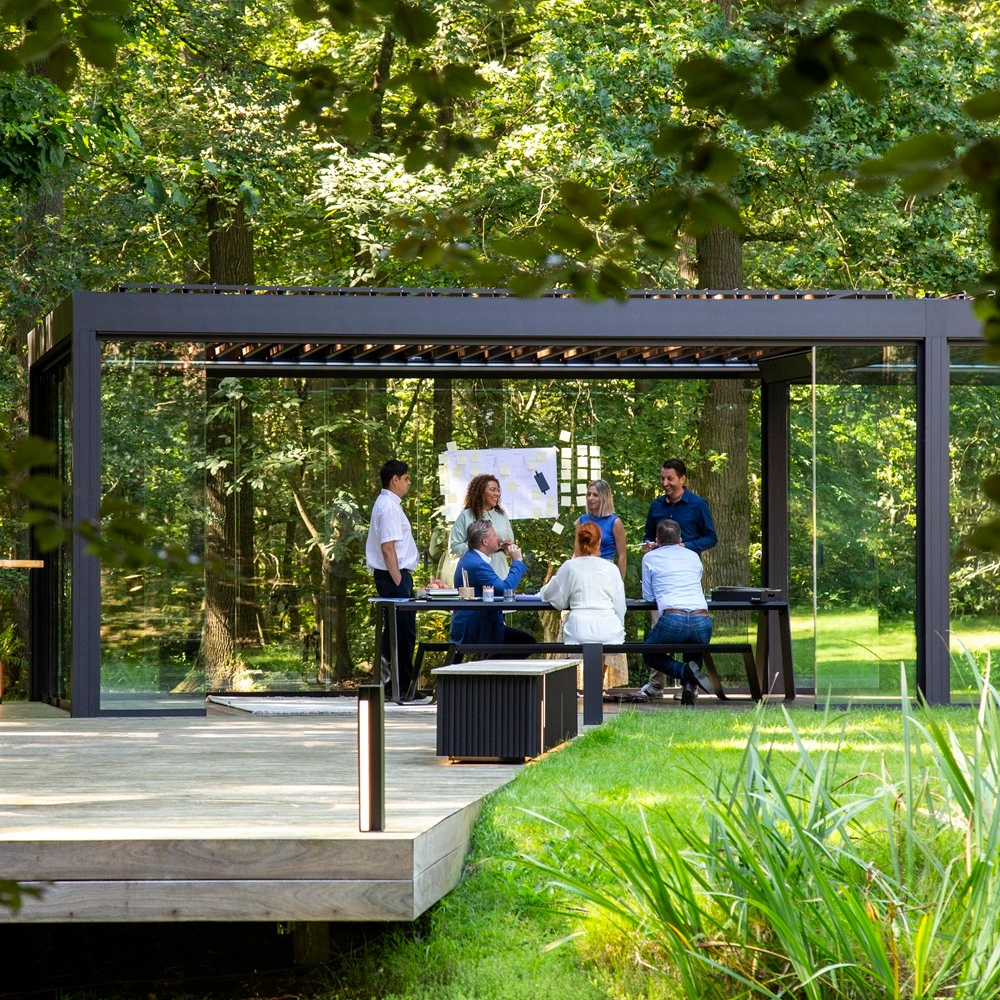 Vergaderruimte in een bos met een glazen Renson Camargue Skye overkapping