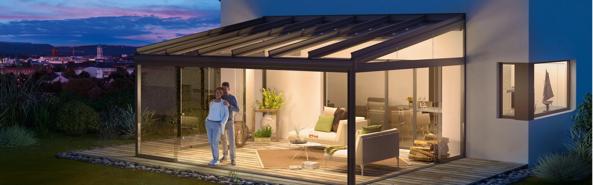 Verlichte tuinkamer met glazen dak en schuifbare wanden voor buitenleven