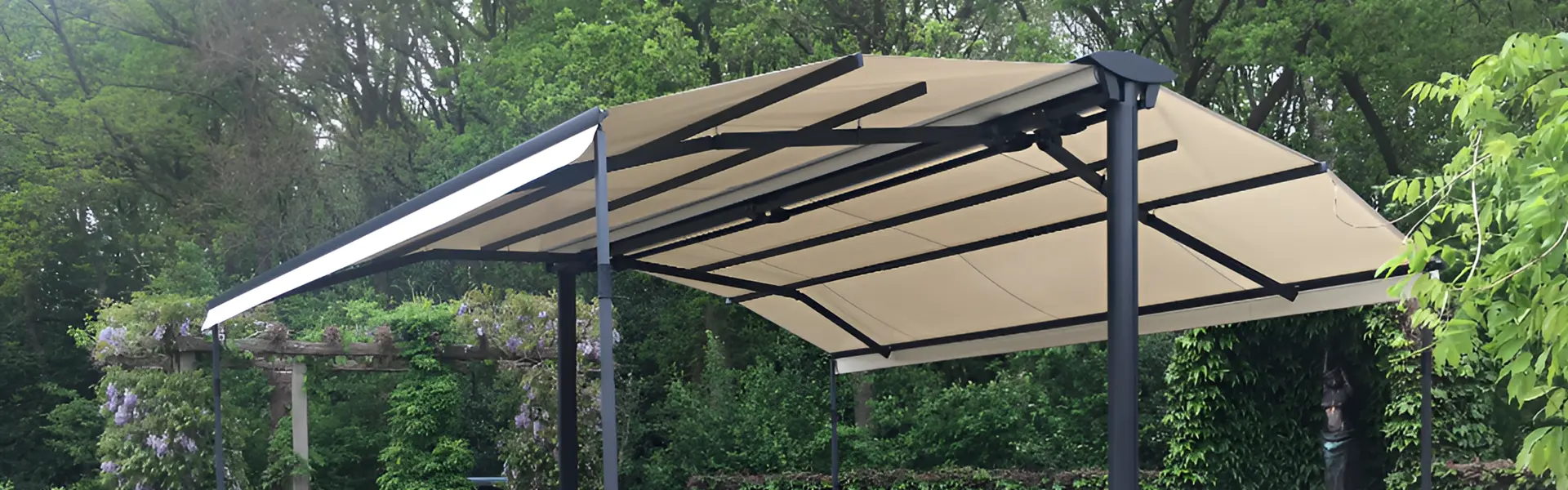 Vrijstaand Gastro Sunrain scherm met beige doek en zwarte framestructuur