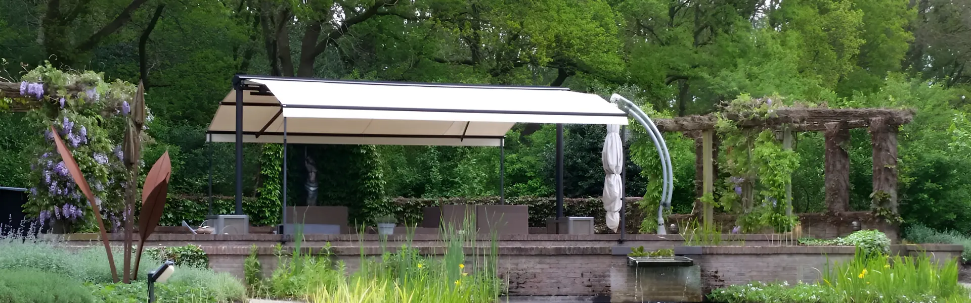 Vrijstaand Gastro Sunrain zonnescherm met uitzicht op een groene tuin