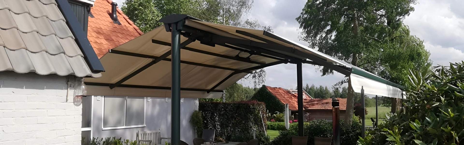 Vrijstaand zon- en regenwering systeem Gastro Sunrain naast een woning