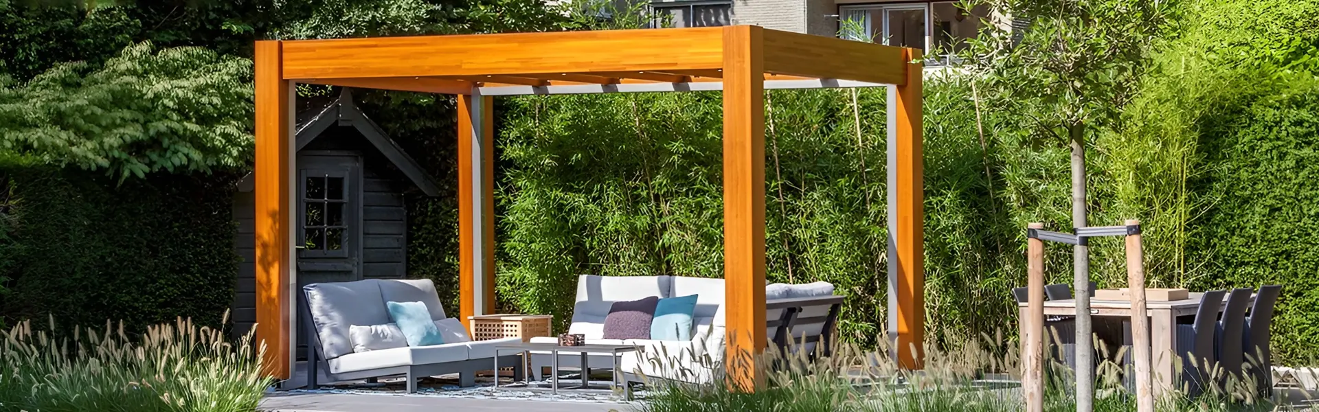 Vrijstaande houten overkapping met comfortabele zithoek in een tuin