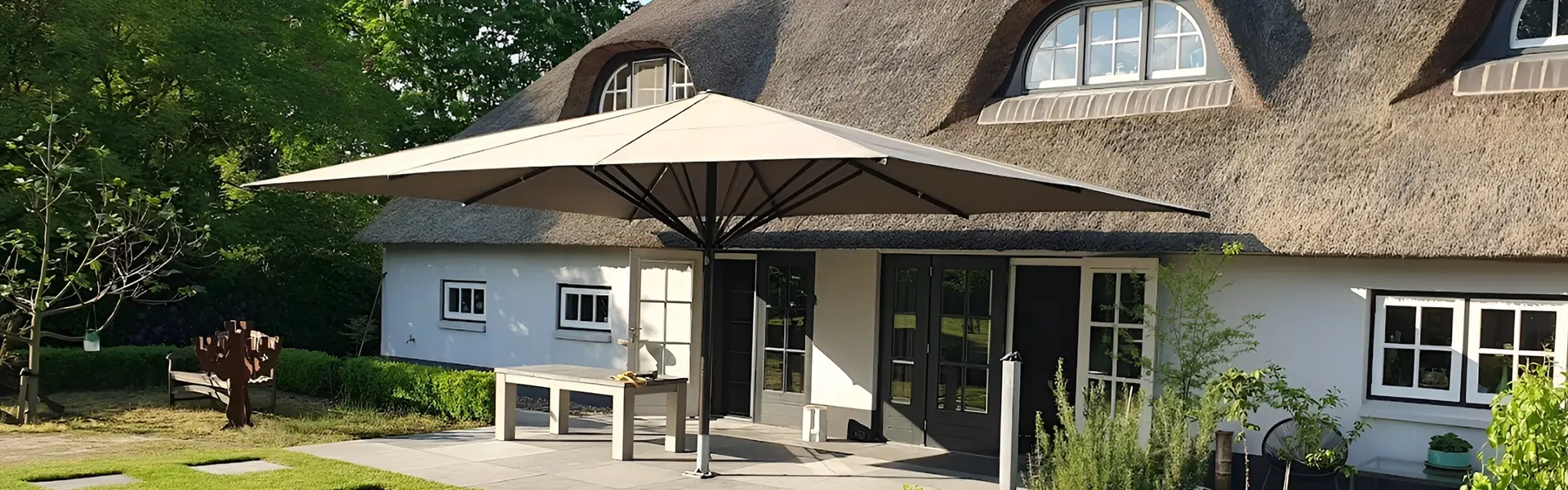 Vrijstaande parasol voor een traditionele woning met rieten dak