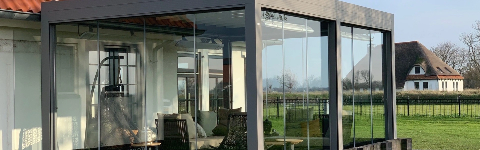 Vrijstaande tuinkamer Azimut met glazen wanden in landelijke omgeving