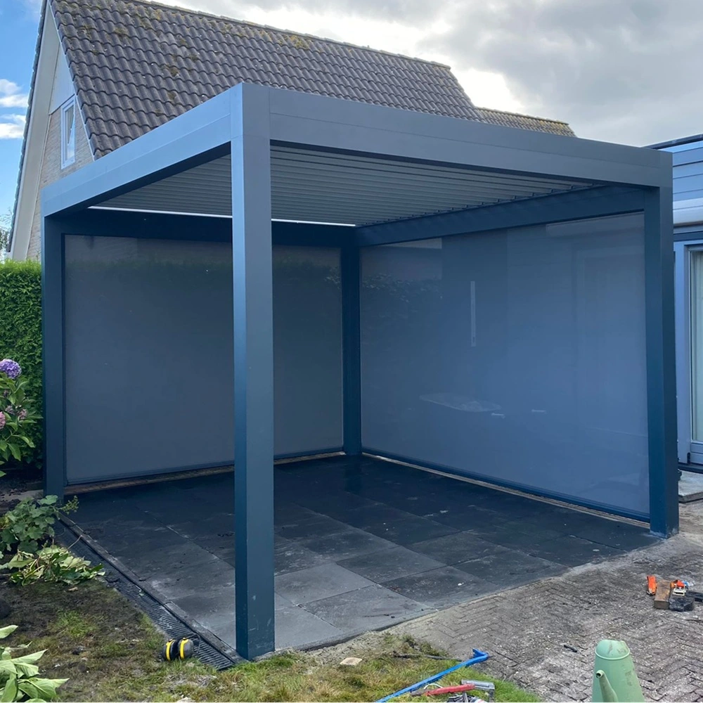 Vrijstaande tuinkamer Joy met lamellen, strak design en zijpanelen in een tuin