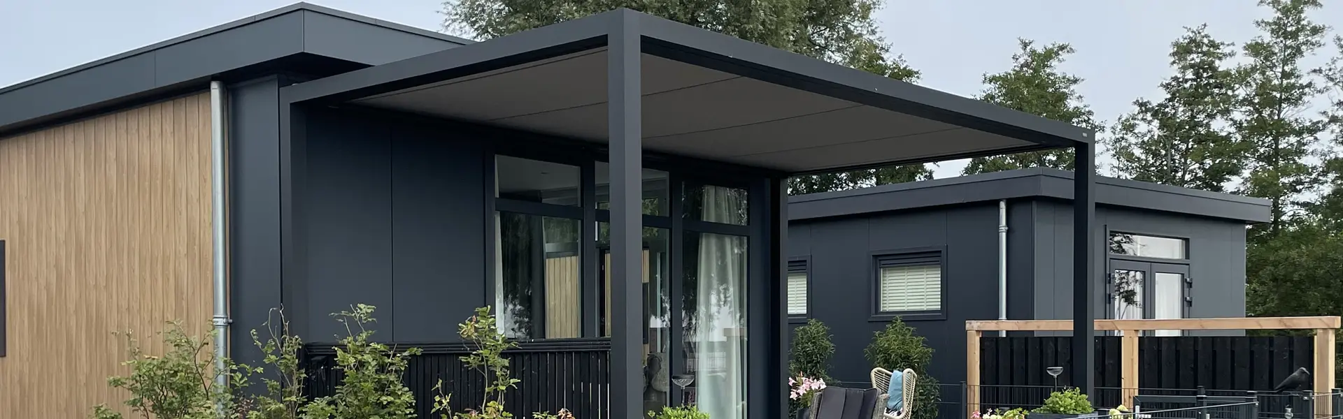 Vrijstaande zon en regenwering op staanders bij een modern chalet