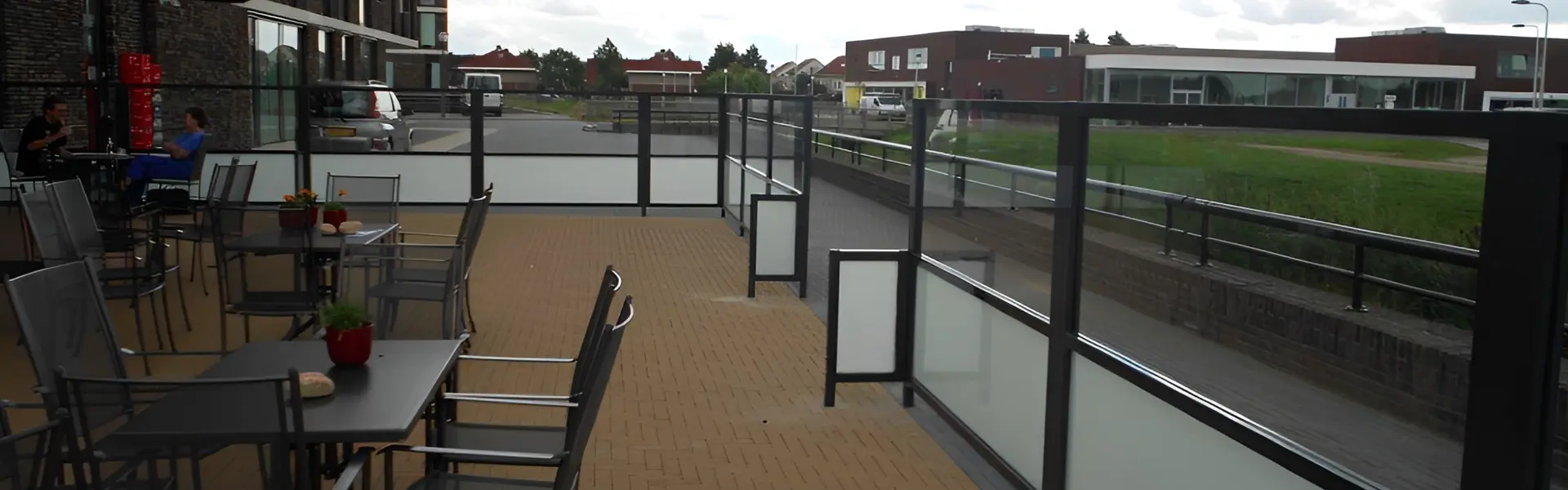 Windscherm Belles op terras met glazen panelen en metalen frame