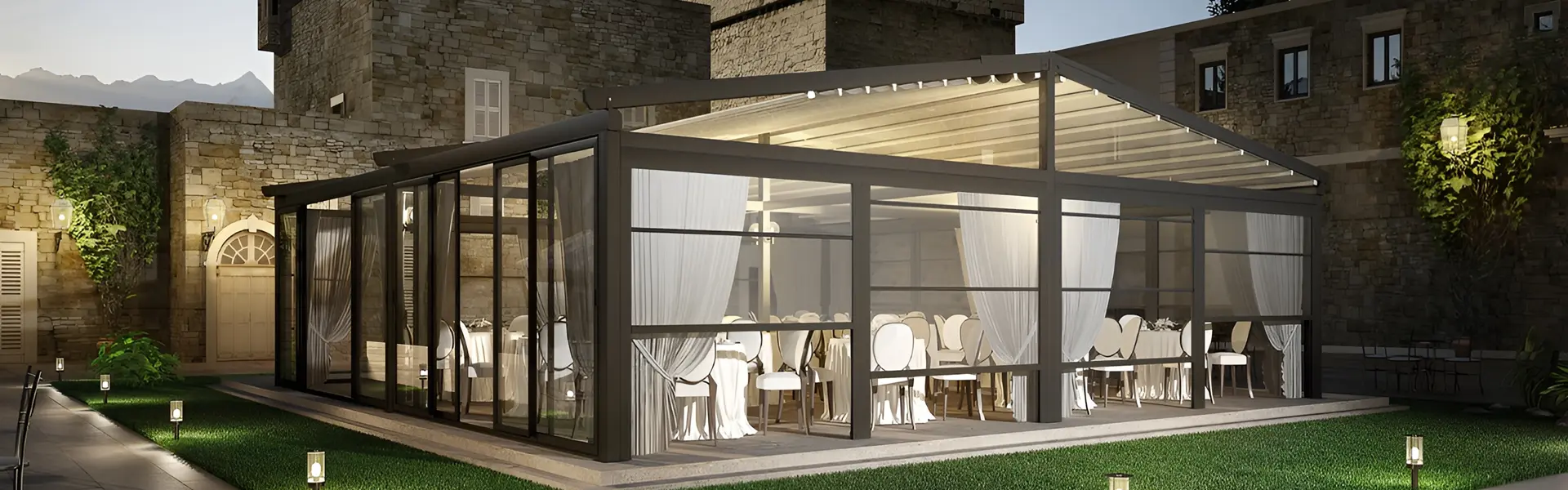 Windscherm Close Up op een terras met sfeervolle verlichting en gordijnen