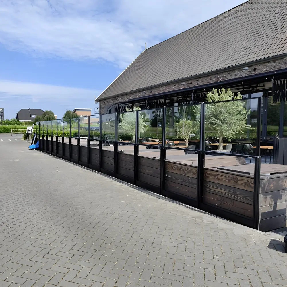 Windscherm met hout en glas op horecaterras