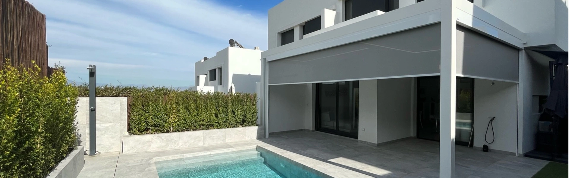 Witte Seesky Taf overkapping met vast dak en zonwering bij zwembad