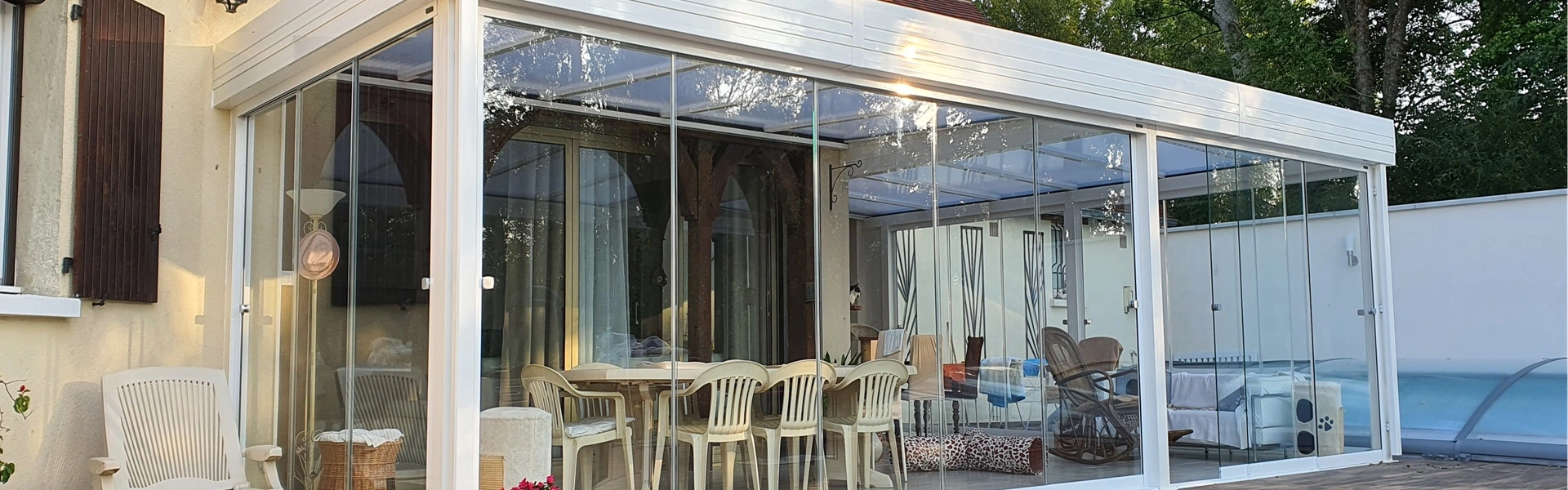 Witte glazenschuifwanden Seelgass Run bij een landelijke woning