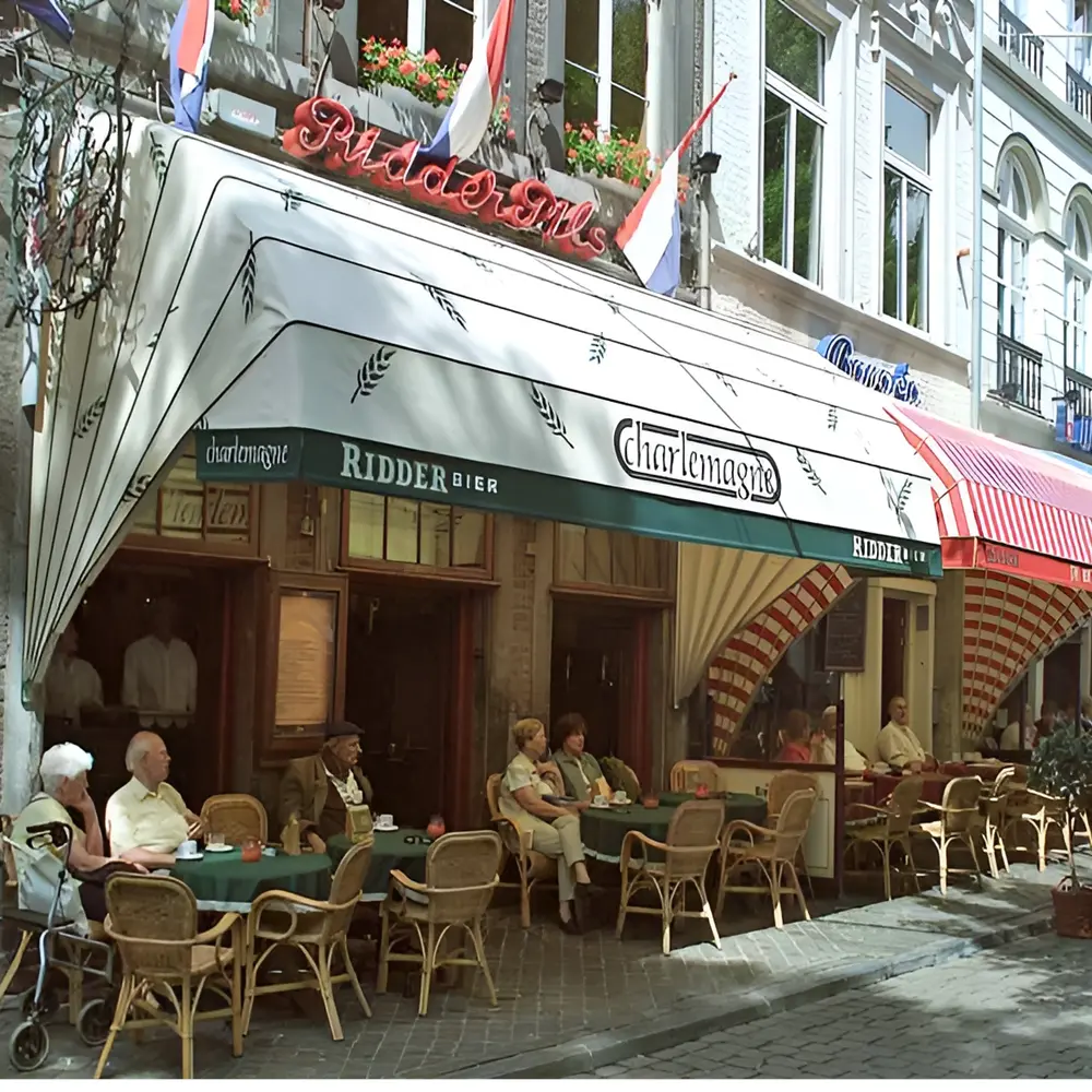 Witte petmodel markies met branding van 'Ridder Bier' en 'Charlemagne' op een terras