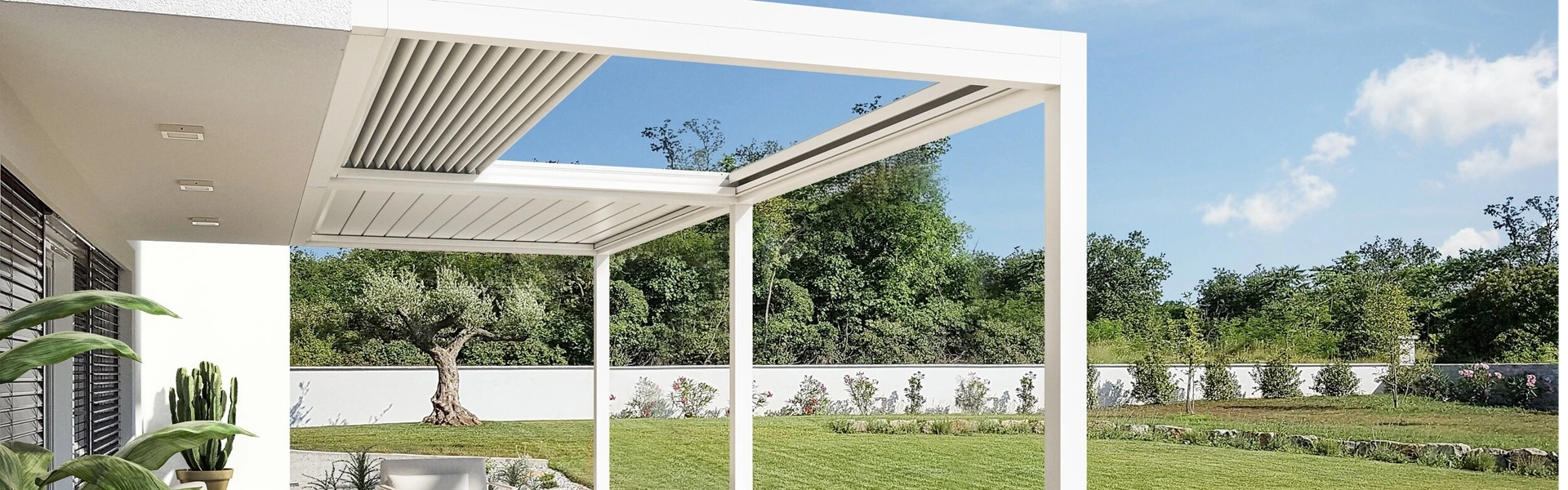 Witte tuinkamer met lamellen Sway in een moderne tuinomgeving