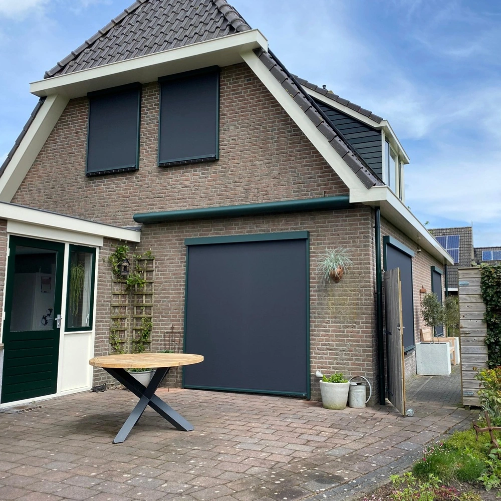 Woning met Zipscreen VZ-R op ramen en terrasdeuren
