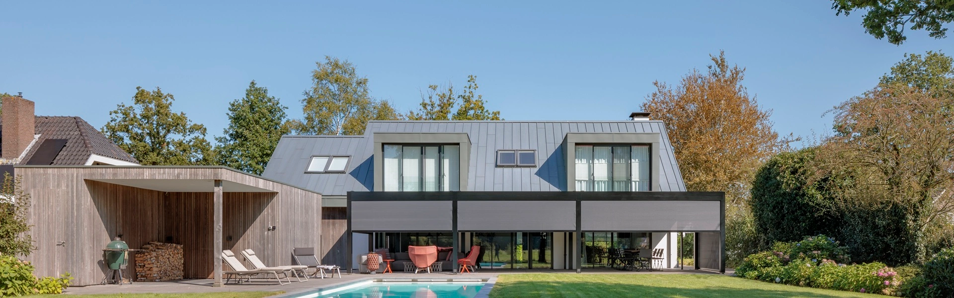 Woning met terrasoverkapping, ritsscreens, zwembad en ruime groene tuin