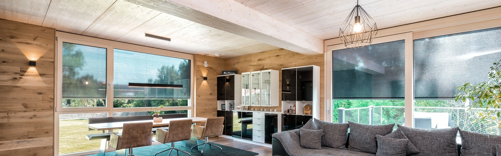 Woonkamer met houten interieur grote ramen en zwarte screens