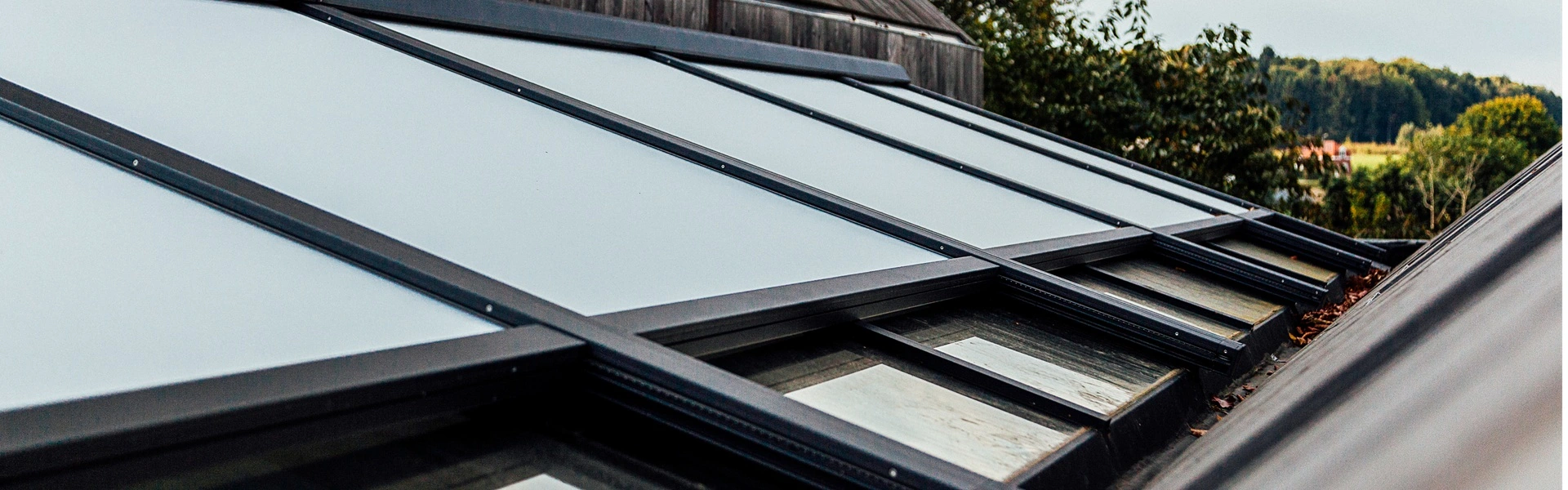 Zijaanzicht van Serre zonwering VZ 0800 zip met strak gespannen doek