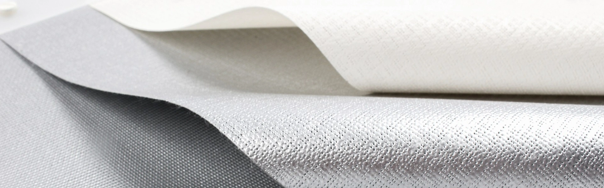 Zilver- en witkleurige waterafstotende zonweringdoeken