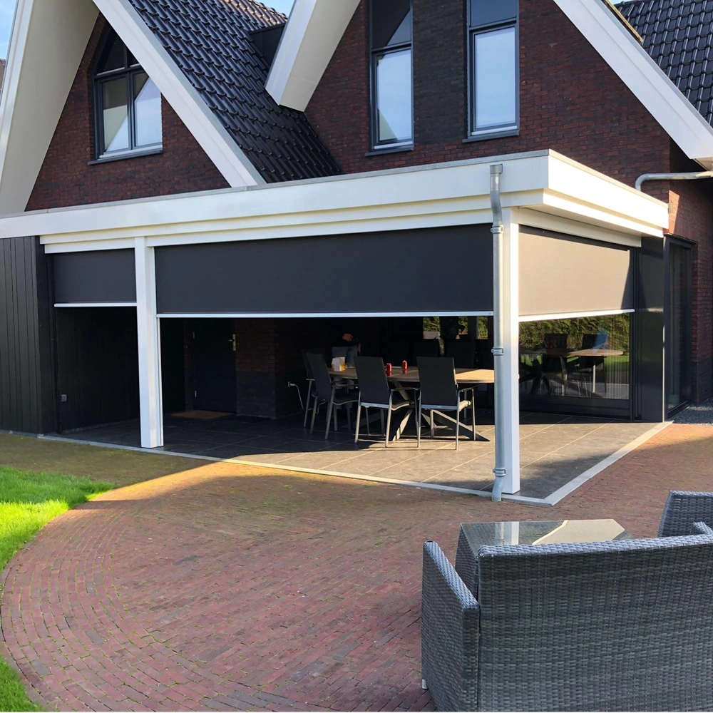 Zipscreen op terrasoverkapping in groene tuin Schuifdak Pergolino met zonwering en zithoek op een houten terras
