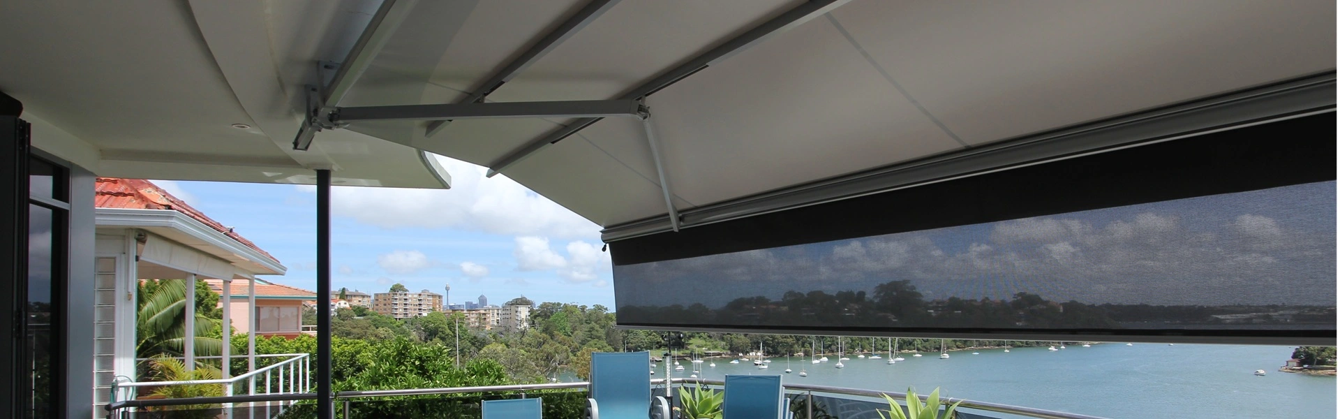 Zon en regenwering autovolant met verlengde volant voor schaduw op terras