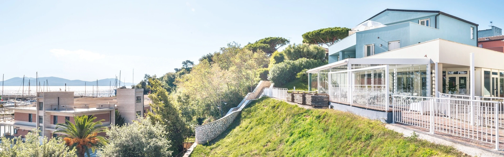 Zonne-energie pergola met glazen wanden op een zonnige heuvel met uitzicht