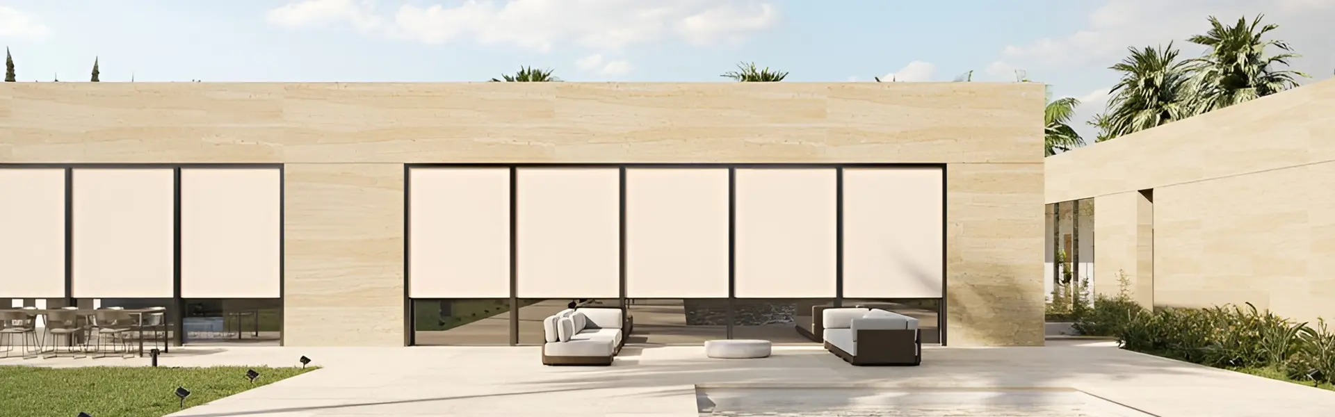 Zonwerend PVC doek voor grote glazen gevel bij zwembadterras