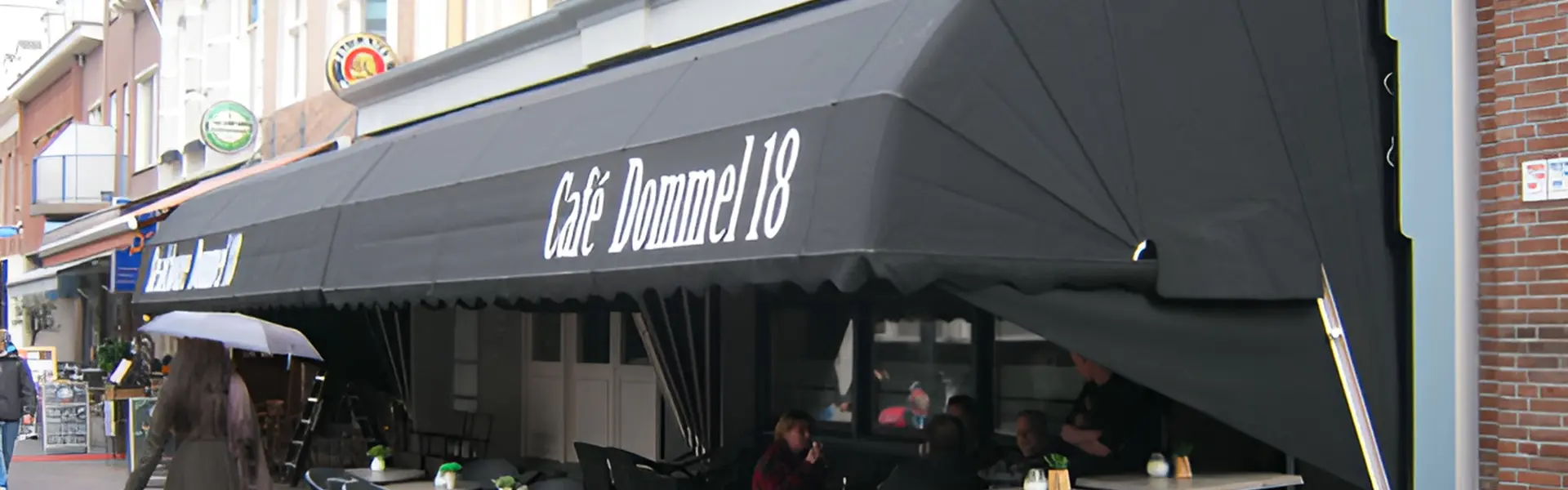 Zwarte markiezen bij Cafe Dommel 18 voor een sfeervolle uitstraling