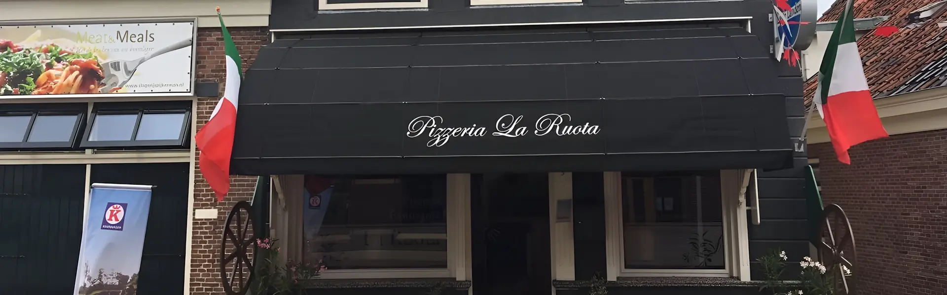 Zwarte petmodel markiezen bij Pizzeria La Ruota, passend bij Italiaanse stijl