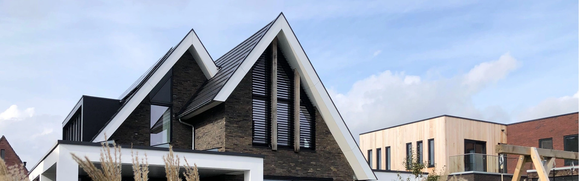 Zwarte vaste lamellen voor schaduw en ventilatie op gevel