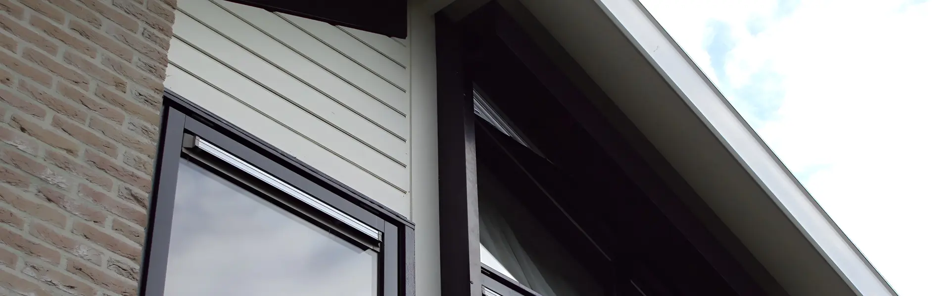 t Schuine rolluiken op bovenraam van woning in Friesland t Schuine rolluiken op bovenraam van woning in Friesland