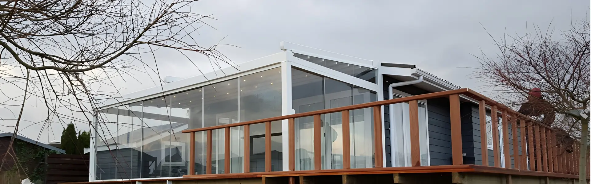 Aluminium terrasoverkapping op verhoogd terras in Utrecht