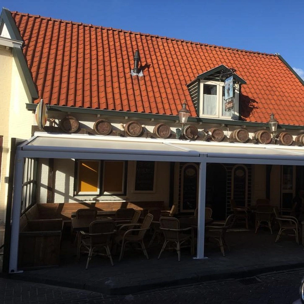 Buitenaanzicht van terrasoverkapping met schuifdak bij ’t Swintje door Veldman Buitenaanzicht van terrasoverkapping met schuifdak bij t Swintje door Veldman