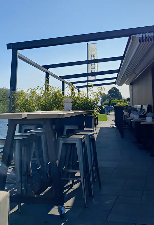 Buitenruimte met schuifdak door Veldman Zonwering bij restaurant Helder in Boornzwaag Buitenruimte met schuifdak door Veldman Zonwering bij restaurant Helder in Boornzwaag