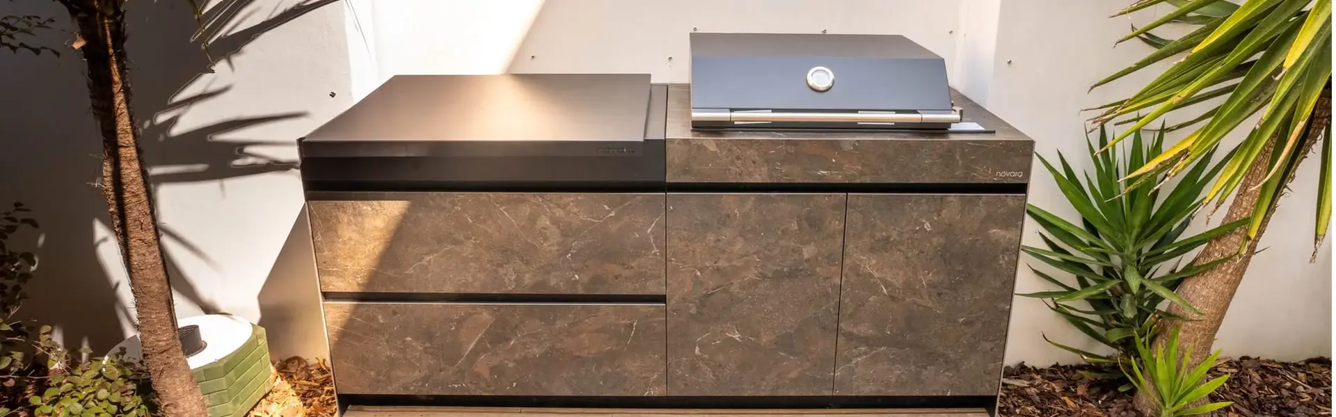 Close-up van Novara buitenkeuken met een barbecue en opbergruimte