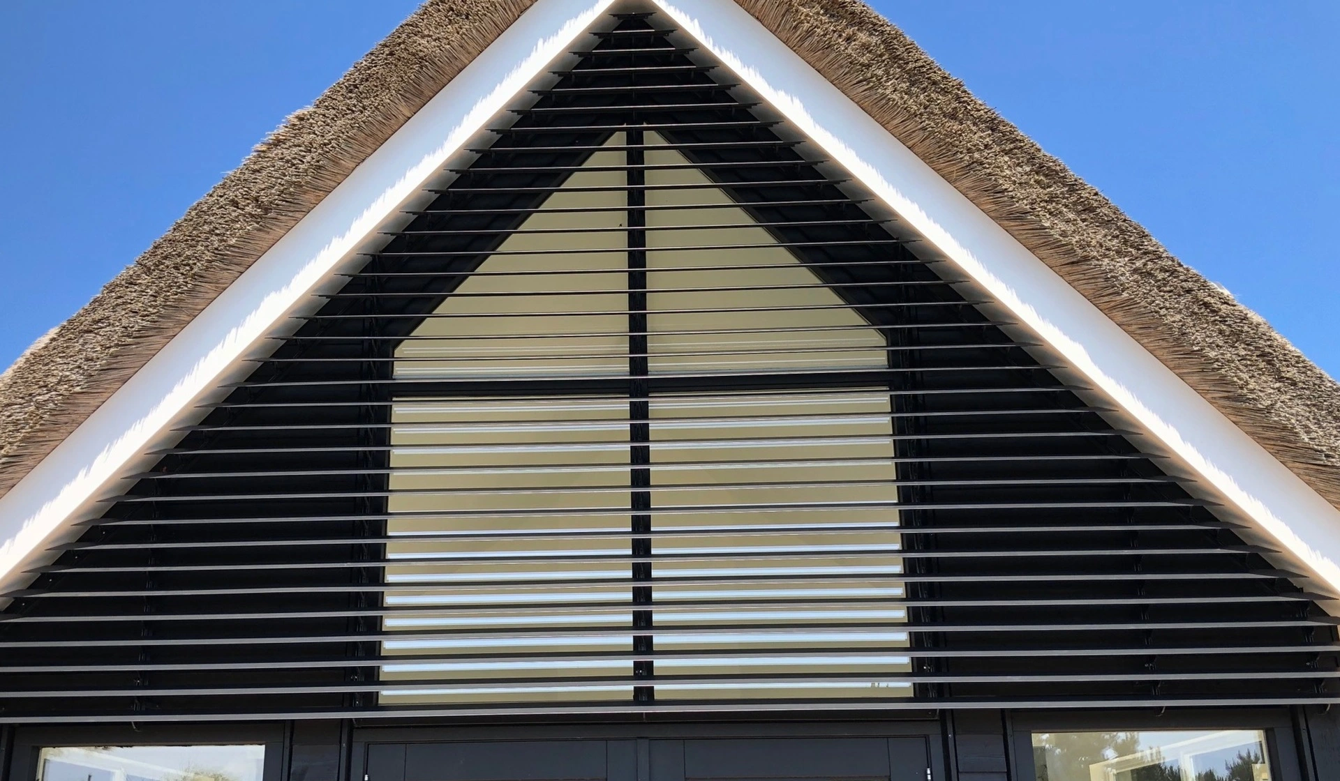 Close-up van aluminium louvre lamellen, Ameland, Veldman Zonwering, duurzame zonwering Close up van aluminium louvre lamellen Ameland Veldman Zonwering duurzame zonwering