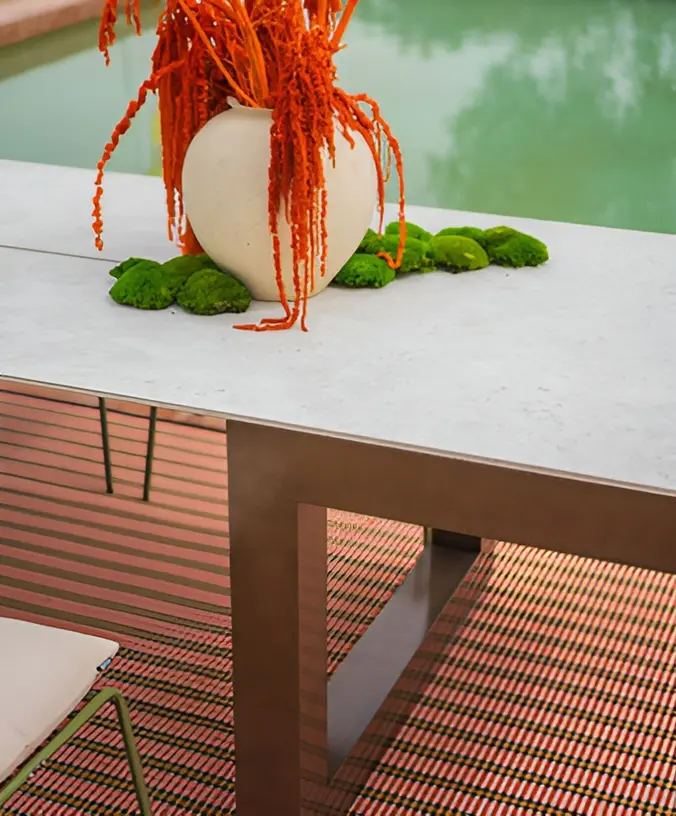 Detail van Novara buitenkeuken met keramisch werkblad en decoratieve vaas Detail van Novara buitenkeuken met keramisch werkblad en decoratieve vaas