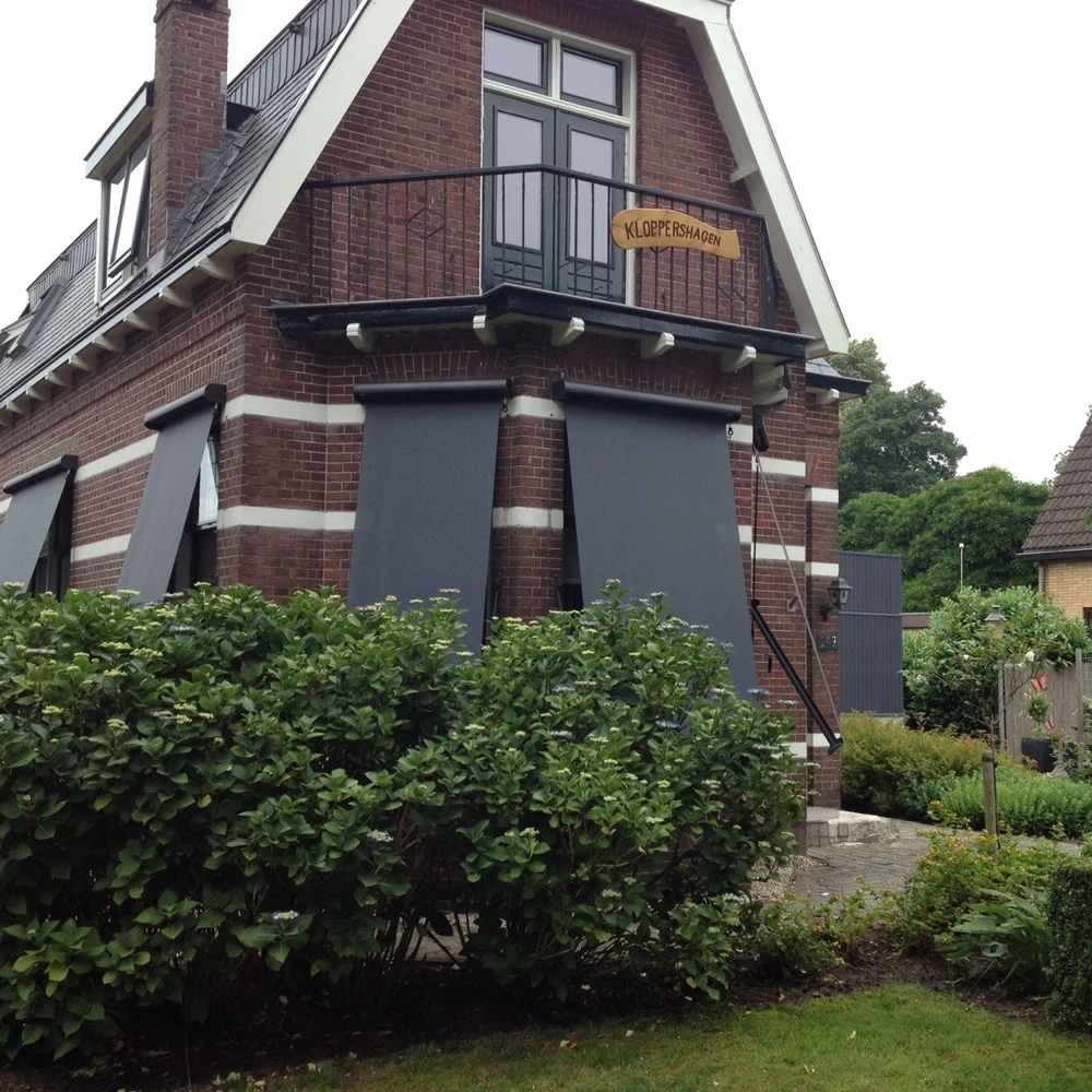 Donkere uitvalschermen US701 gemonteerd op een klassieke woning