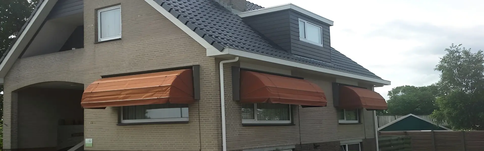 Drie roestkleurige markiezen aan een woning in Echtenerbrug, Veldman Zonwering Drie roestkleurige markiezen aan een woning in Echtenerbrug Veldman Zonwering