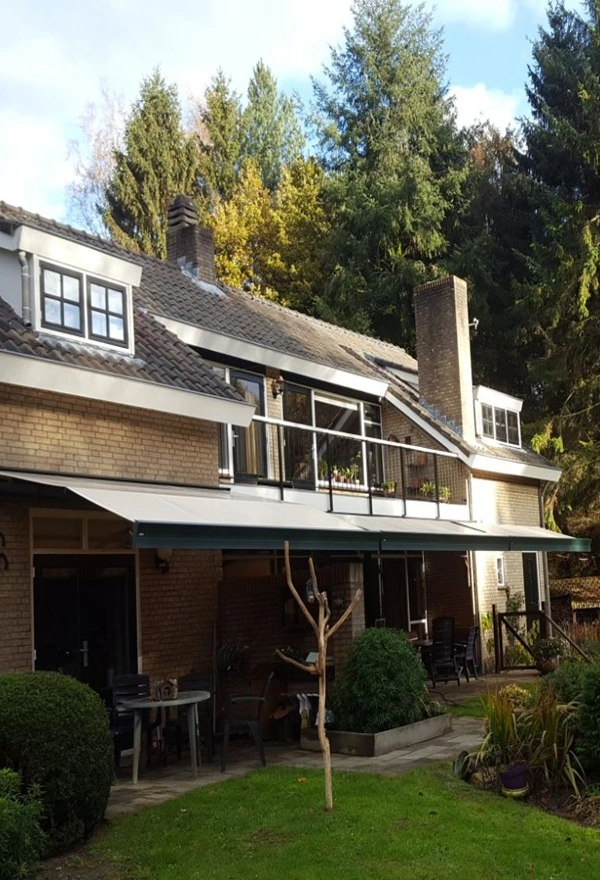 Elektrisch zon- en regenscherm door Veldman Zonwering in Berkel en Rodenrijs, achtertuin Elektrisch zon- en regenscherm door Veldman Zonwering in Berkel en Rodenrijs, achtertuin