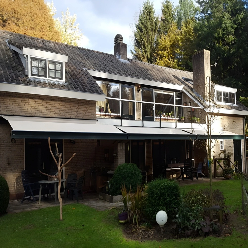 Elektrisch zon- en regenscherm van Veldman Zonwering, geplaatst in Berkel en Rodenrijs Elektrisch zon en regenscherm van Veldman Zonwering geplaatst in Berkel en Rodenrijs