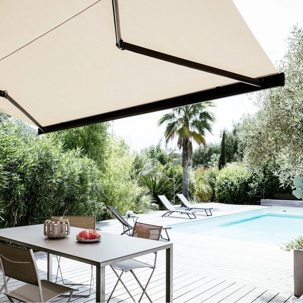 Elektrische zonwering van Somfy biedt schaduw bij zwembadterras