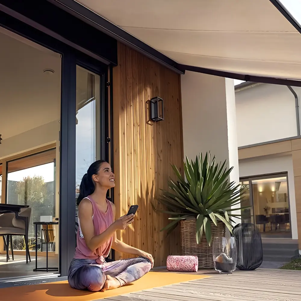 Genieten van yoga op het terras met Somfy zonwering