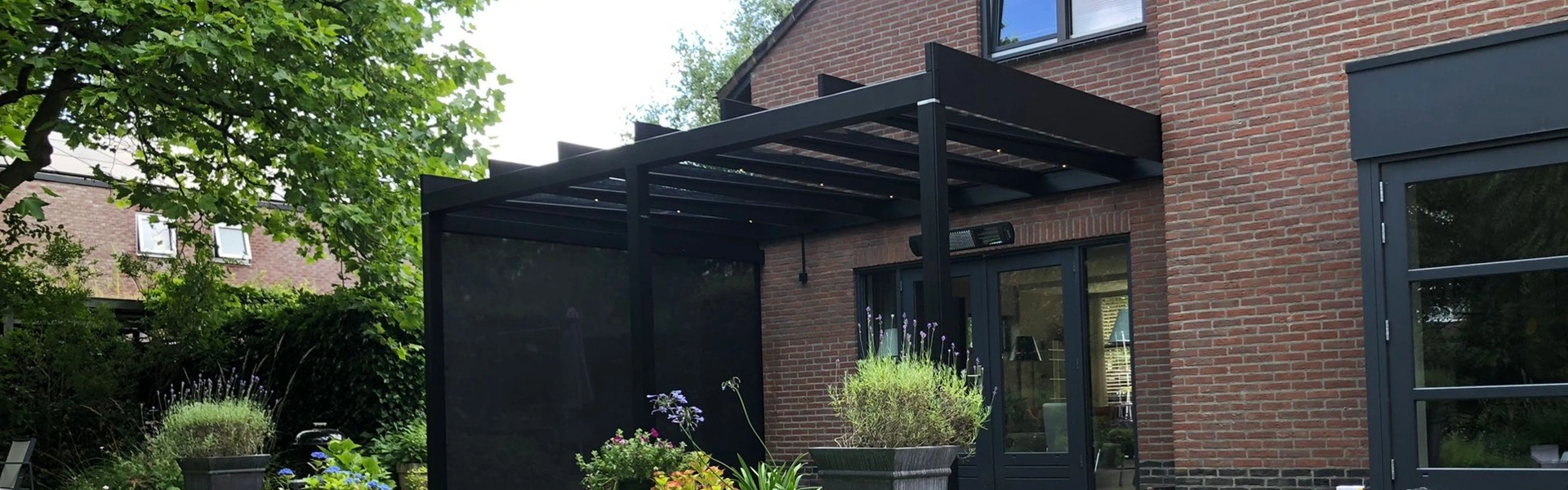 Glazen overkapping met zonwering in Groningen van Veldman Zonwering