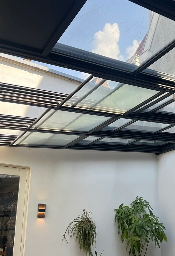 Glazen schuifdak geplaatst door Veldman Zonwering bij horeca in Haarlem Glazen schuifdak geplaatst door Veldman Zonwering bij horeca in Haarlem