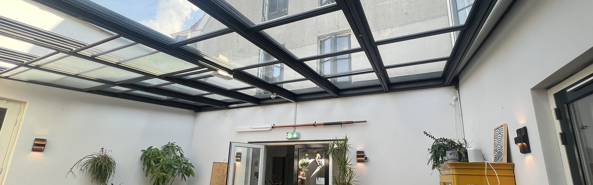 Glazen schuifdak in moderne tuinkamer door Veldman Zonwering bij horeca in Haarlem Glazen schuifdak in moderne tuinkamer door Veldman Zonwering bij horeca in Haarlem