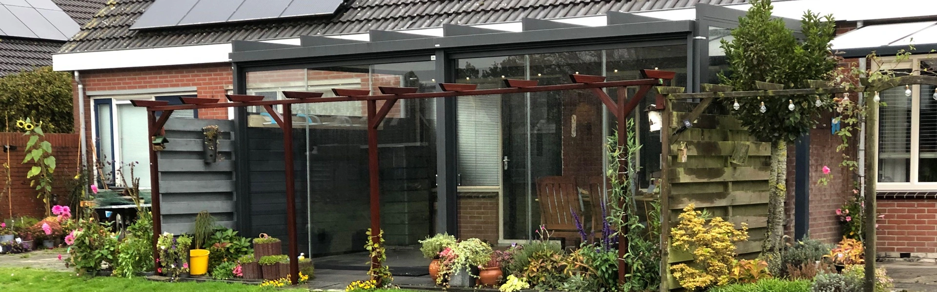 Glazen tuinkamer aan een woning met tuin en waterpartij in Ureterp Glazen tuinkamer aan een woning met tuin en waterpartij in Ureterp