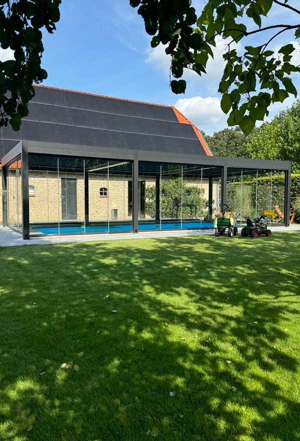 Glazen tuinkamer boven zwembad in Stoutenburg Glazen tuinkamer boven zwembad in Stoutenburg