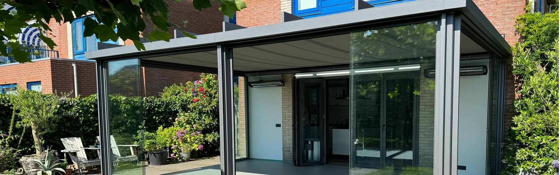 Glazen tuinkamer met open schuifdeuren in Heerenveen Glazen tuinkamer met open schuifdeuren in Heerenveen