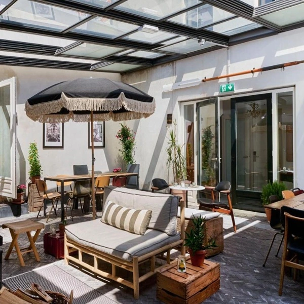 Glazen tuinkamer met schuifdak door Veldman Zonwering bij Hello I’m Local in Haarlem Glazen tuinkamer met schuifdak door Veldman Zonwering bij Hello I'm Local in Haarlem